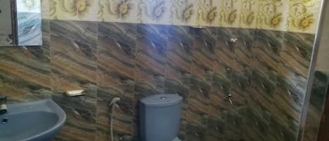 Shower, free toiletries, bidet, towels