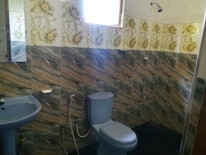 Ducha, artículos de tocador gratuitos, bidet, toallas