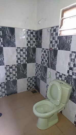 Shower, free toiletries, bidet, towels - Coco Garden Holiday Homes (Anuradhapura)
