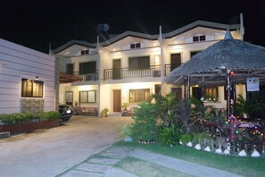 Front of property – evening/night - Yoo C Apartment (Dumaguete)
