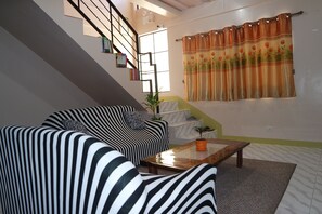 Family Apartment | Living room | 32-inch flat-screen TV with cable channels, LED TV - Yoo C Apartment (Dumaguete)