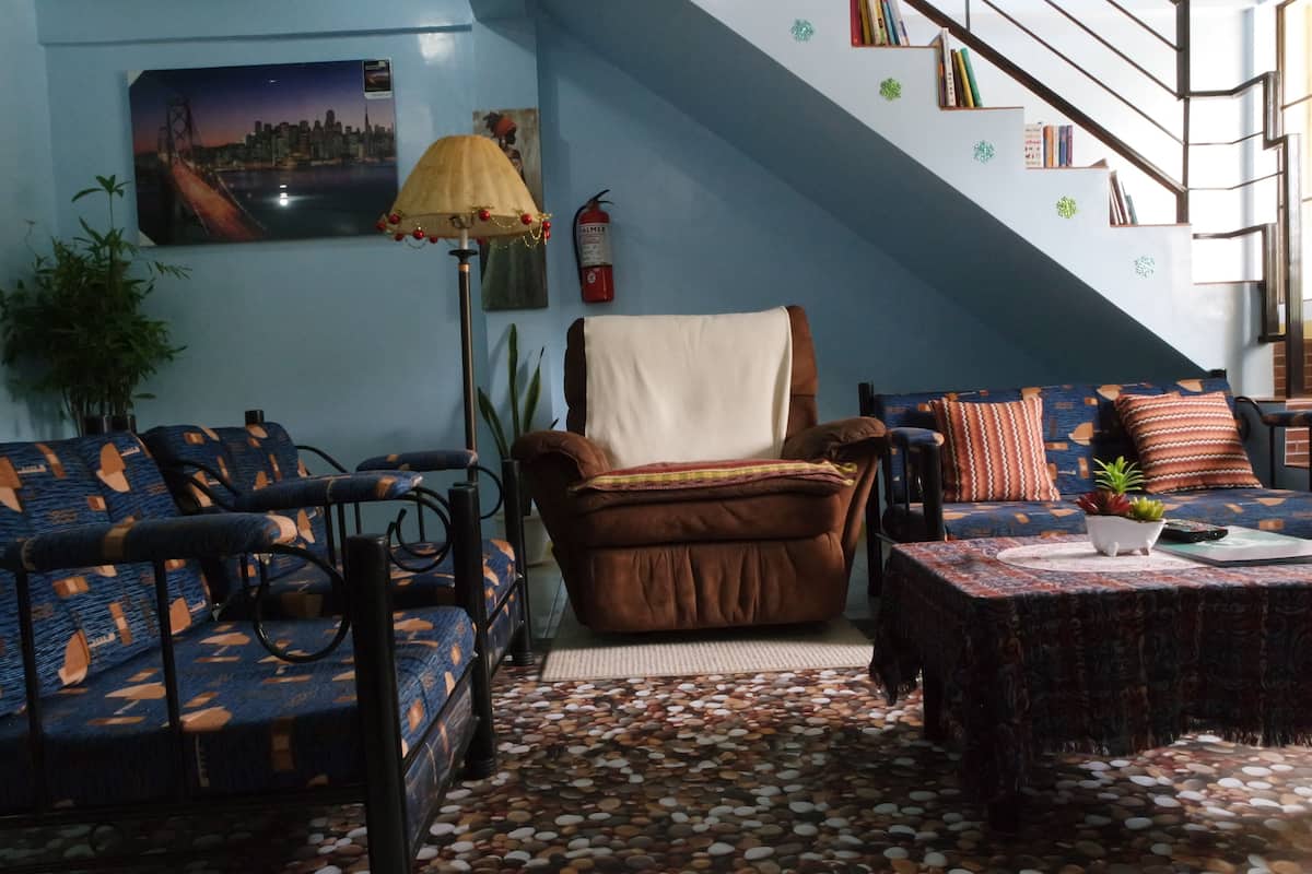 Apartamento família | Sala de estar | TV de tela plana 32 polegadas com canais a cabo, TV LED