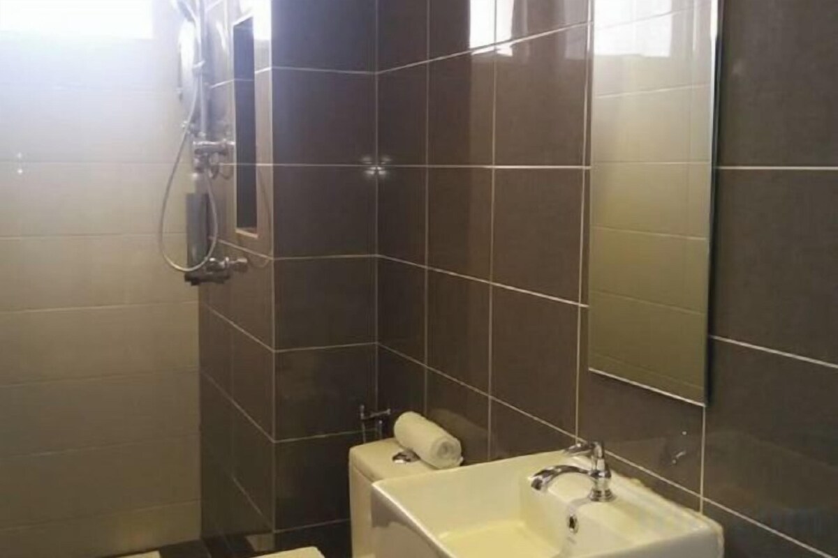 Shower, free toiletries, hair dryer, towels