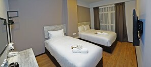 Kamar Keluarga | Meja kerja, ruang kerja ramah laptop, dan setrika/meja setrika