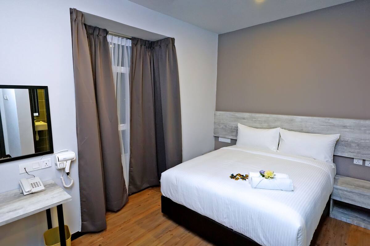 Premium kamer, 1 queensize bed | Een bureau, een laptopwerkplek, een strijkplank/strijkijzer