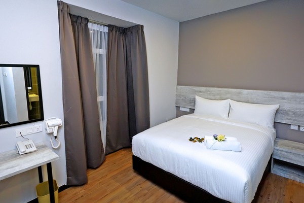 Rom – premium, 1 queensize-seng | Skrivebord, skrivebord for bærbar PC og strykejern/-brett