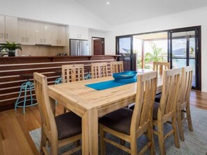 Apartment, 3 Bedrooms | In-room dining