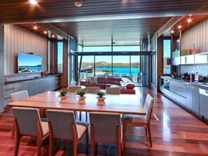 Appartement, 4 slaapkamers | Dineren op de kamer