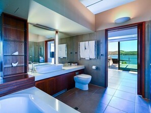 Apartment, 4 Bedrooms | Bathroom | Separate tub and shower, deep soaking tub, hair dryer, towels