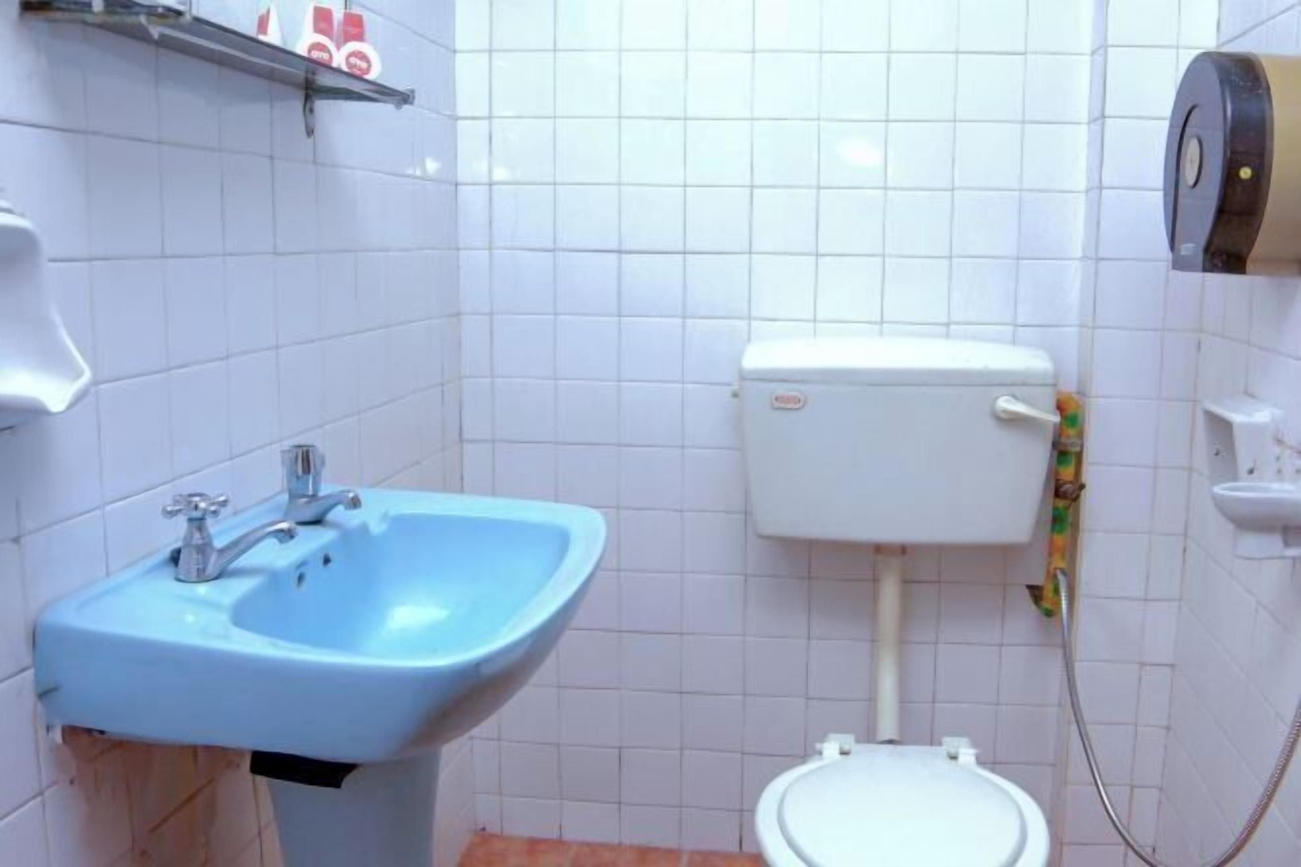 Badkamer | Een douche, gratis toiletartikelen, een bidet, handdoeken