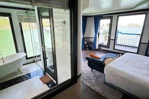 Lotus Suite Room With Balcony | In-room safe, desk, blackout curtains, soundproofing - Verdure Lotus Luxury Cruise on Lan Ha Bay (Ha Long)