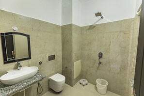 Deluxe Room | Bathroom | Shower, free toiletries, towels - Hotel Tapovan Cottage (Narendranagar)