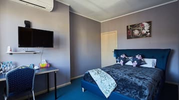 Deluxe Quadruple Room | Individually decorated, individually furnished, desk, laptop workspace