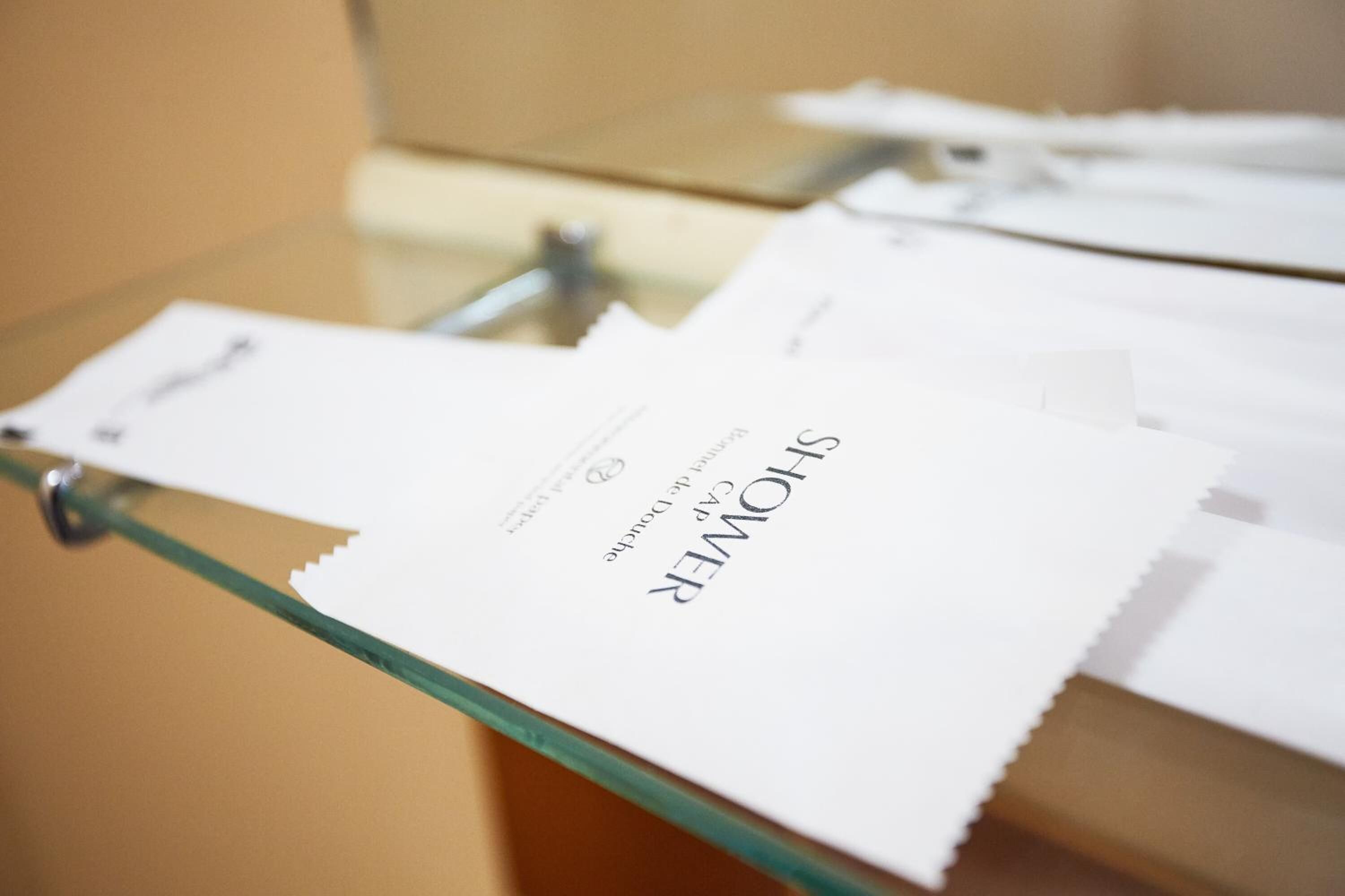 Une vitrine contenant divers documents imprimés, dont l’un est clairement étiqueté « DOUCHE ».