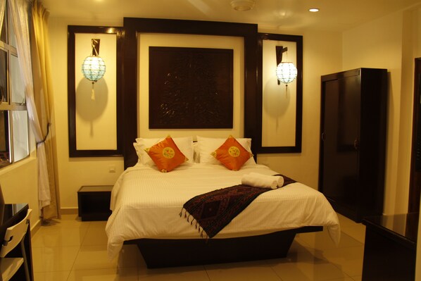 行政客房 (Deluxe King) | 高档床上用品、办公桌、笔记本电脑工作区、遮光窗帘