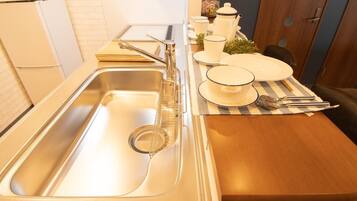 冷蔵庫、電子レンジ、コンロ、電気ポット