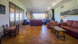 Televisión, reproductor de DVD y libros