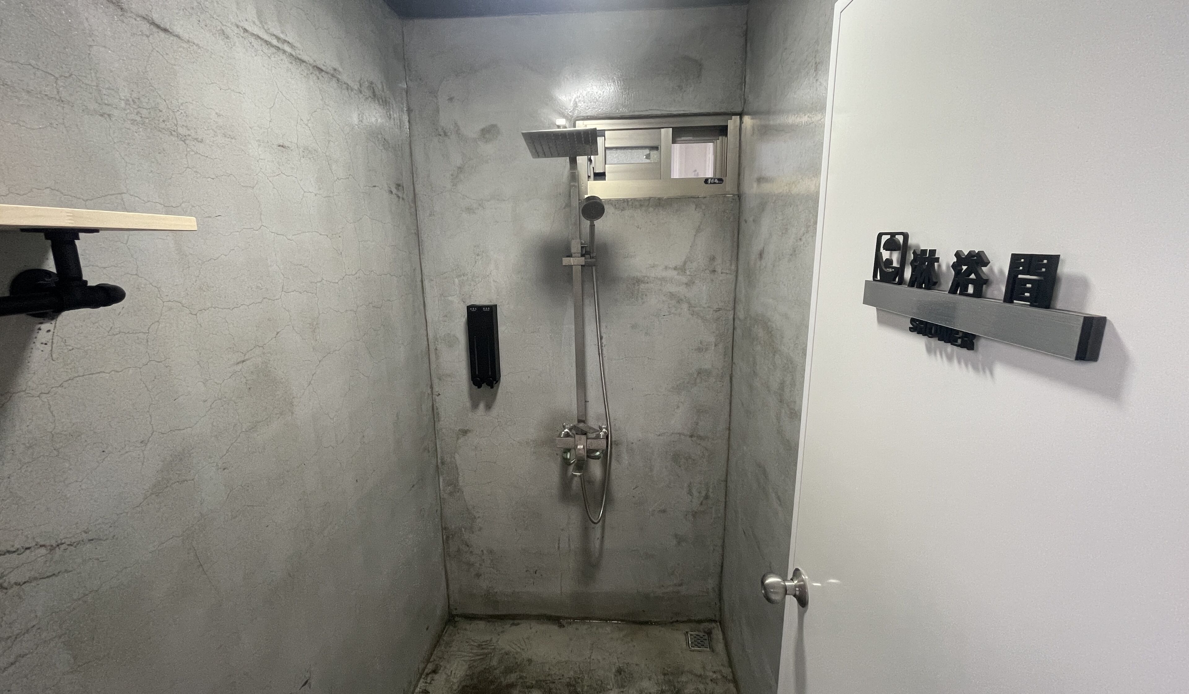 Shower, rainfall showerhead, free toiletries, hair dryer