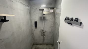 Shower, rainfall showerhead, free toiletries, hair dryer