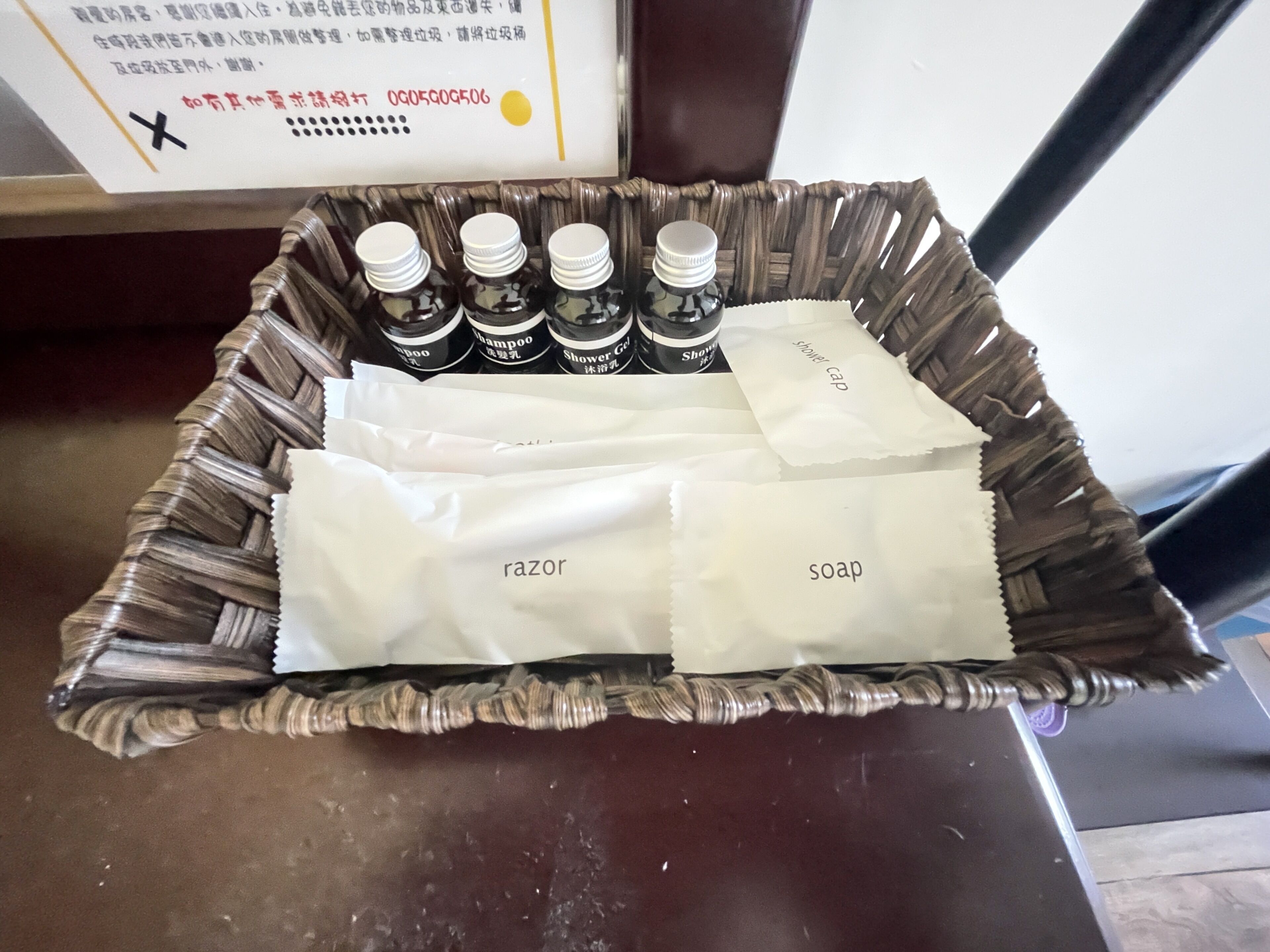 Una bandeja con artículos de aseo personal, incluyendo champú, afeitadora y jabón.