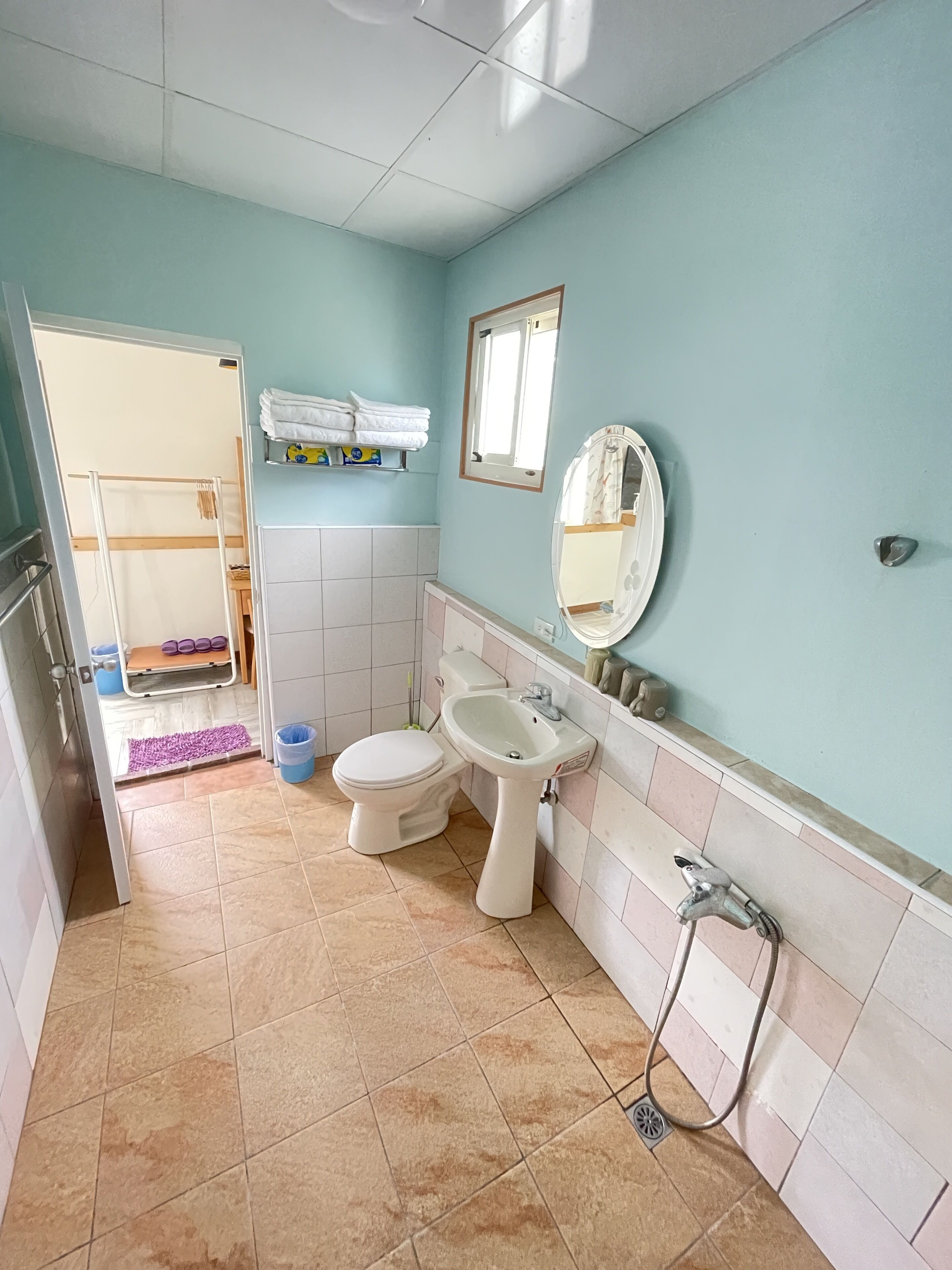 標準四人房 | 浴室 | 淋浴設備、淋浴花灑、免費盥洗用品、吹風機