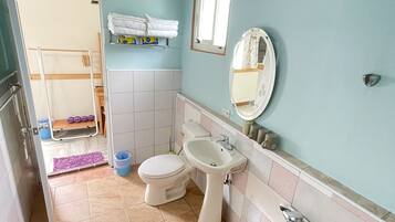 Habitación cuádruple estándar | Baño | Regadera, regadera tipo lluvia, amenidades de baño gratuitas