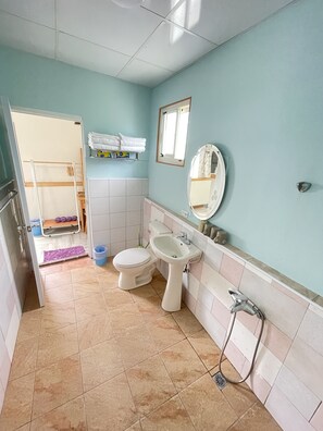 غرفة عادية رباعية | حمام | تجهيزات دش، دُش غزير، مستلزمات مجانية للعناية الشخصية، مجففات شعر