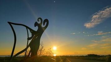 Silueta de una escultura al atardecer.