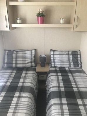 2 bedrooms, iron/ironing board, bed sheets - 2 bedroom modern caravan in Ladybank, 20 minutes to St Andrews (Ladybank)