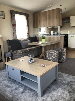TV, fireplace - 2 bedroom modern caravan in Ladybank, 20 minutes to St Andrews (Ladybank)