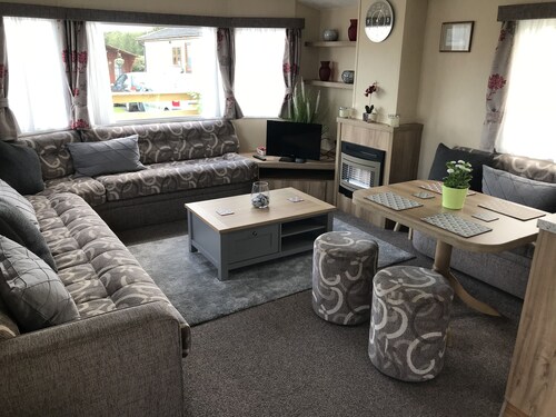 2 bedroom modern caravan in Ladybank, 20 minutes to St Andrews