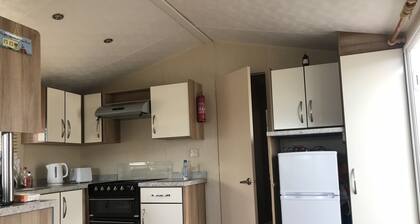 2 bedroom modern caravan in Ladybank, 20 minutes to St Andrews