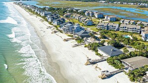 On the beach - Oceanfront Condo on 7-Mile Beach, Elevator, Gated Peninsula Locale, Pools, Dock (Pawleys Island)