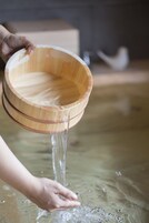 Un cuenco de madera sirviendo agua.