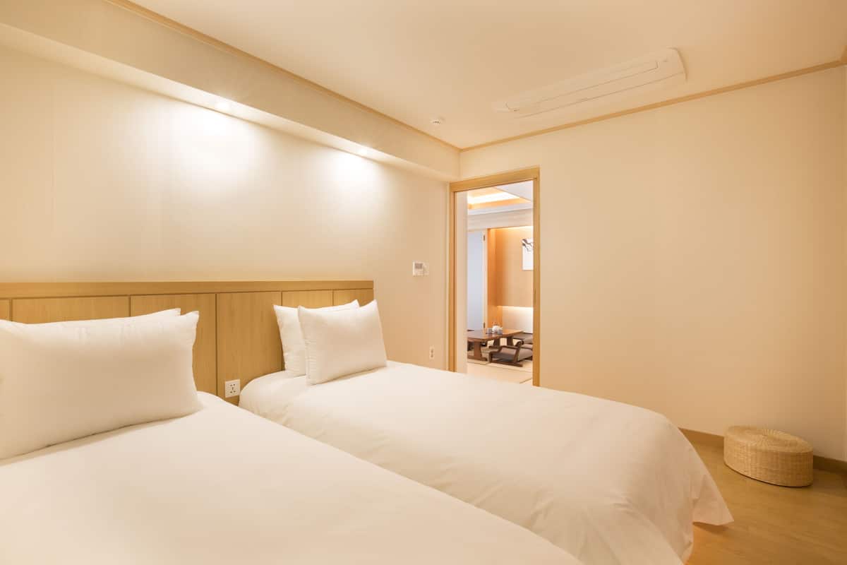 Klassieke Twin kamer (Ryokan Type: Tatami Twin Room) | Een kluis op de kamer, geluiddichte muren, een strijkplank/strijkijzer