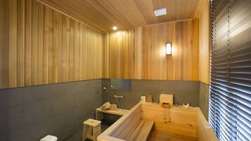 Banyera i dutxa independents i banyera profunda