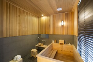 Bañera y ducha independientes, bañera profunda