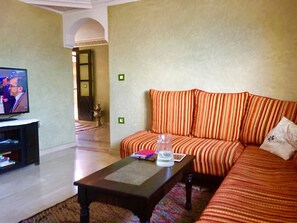 Fernseher, Kamin, Bücher