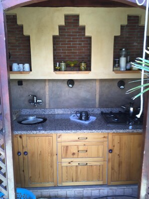 Kühlschrank, Ofen, Herdplatte, Wasserkocher mit Kaffee-/Teezubehör