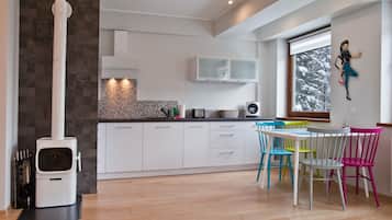 Deluxe Apartment (29) | Private kitchenette | Fridge, stovetop, electric kettle, cookware/dishes/utensils