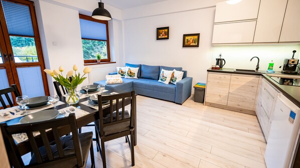 Apartment (16) | Living area | Flat-screen TV