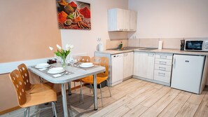 Apartment (11) | Private kitchen | Fridge, stovetop, electric kettle, cookware/dishes/utensils