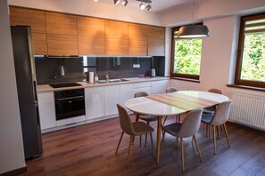 Apartament (22) | Cuina bàsica privada | Frigorífic, placa de cuina i bullidora elèctrica