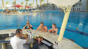 5 piscinas al aire libre, sombrillas, sillones reclinables de piscina