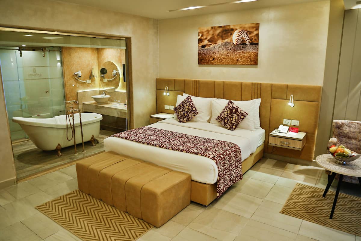 Deluxe Room | Minibar, in-room safe, laptop workspace, blackout drapes