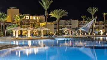 5 outdoor pools, pool umbrellas, sun loungers