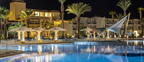 5 albercas al aire libre, sombrillas en la alberca y camastros