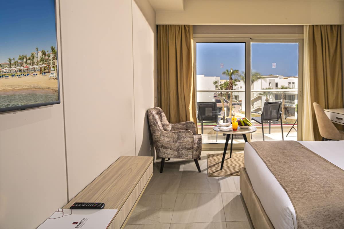 Minibar, in-room safe, laptop workspace, blackout drapes