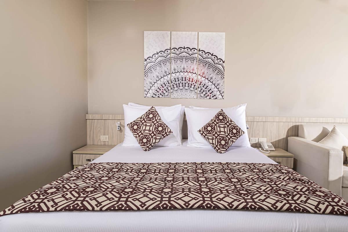 Minibar, in-room safe, laptop workspace, blackout drapes