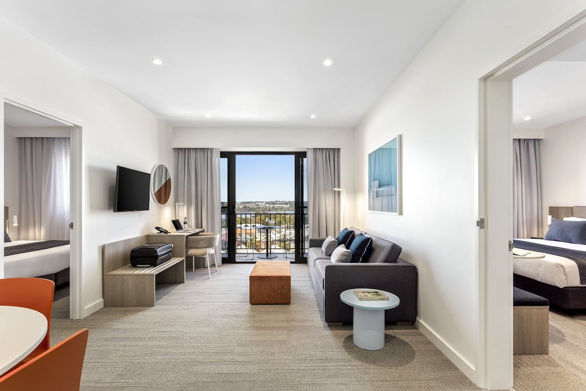 Departamento superior, 2 habitaciones | Área de sala de estar | Smart TV de 40 pulgadas con canales digitales, televisión y Netflix